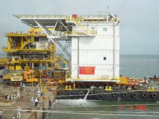 Load-out dàn thượng tầng NULQ Dự án phát triển toàn phần Mỏ Rạng Đông