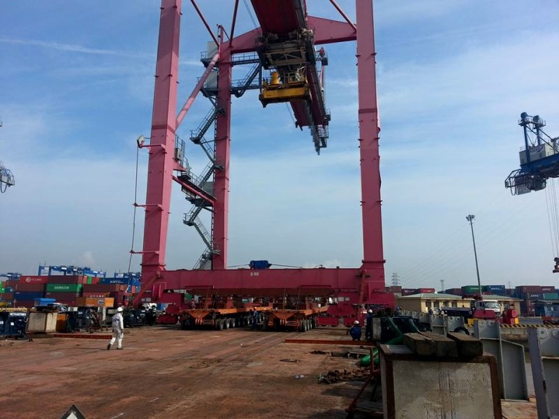 Vận chuyển 2 cầu cẩu giàn container (540 tấn/cẩu) hiệu Kocks từ cảng Tân Cảng Cát Lát đến cảng Tân Cảng Hiệp Phước